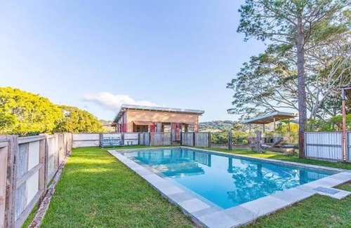 Ewingsdale Maison | Tranquil Retreat: Charming Country Homestead on 12 Acres, 6km to Byron Bay
