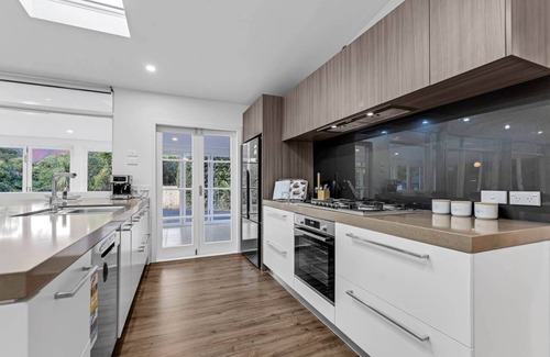 Auckland Maison | Tranquil Retreat in Nature's Embrace