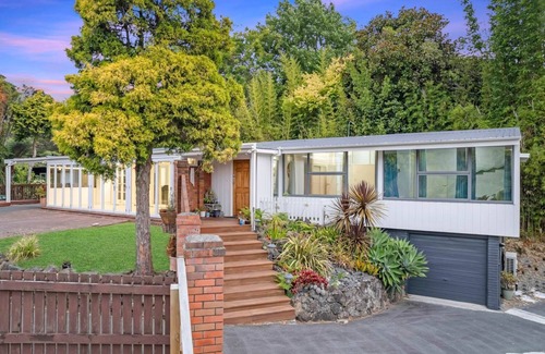 Auckland Maison | Tranquil Retreat in Nature's Embrace