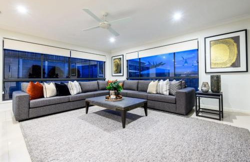 Bridgeman Downs Maison | Tranquil Retreat Spacious Home with Pool