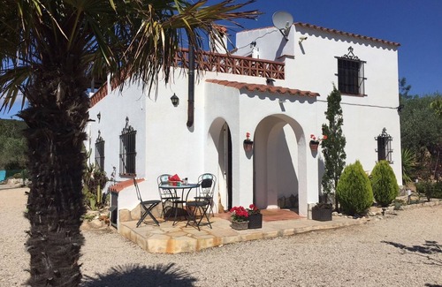 Costa Dorada Villa | Propriété rurale tranquille située dans des oliveraies avec vue sur la mer, avec une connexion Wi-Fi