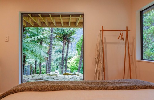 Furneaux Appartement | Tranquil space off nestled among native bush off Queen Charlotte Track