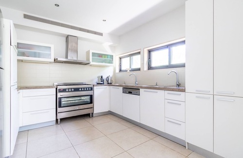 Katamon Appartement | Tranquil, spacious, comfortable, Best Location. Sleeps 6