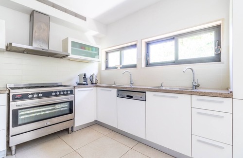 Katamon Appartement | Tranquil, spacious, comfortable, Best Location. Sleeps 6