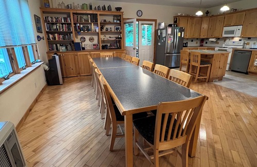 Sebago Maison | Tranquille, spacieuse, Vacances Maison, Bord de l'eau privée, 6 BR, 2 BA