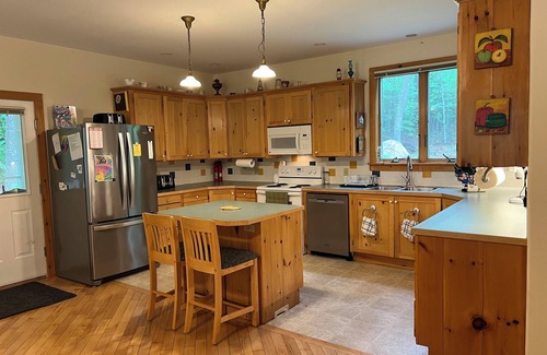 Sebago Maison | Tranquille, spacieuse, Vacances Maison, Bord de l'eau privée, 6 BR, 2 BA