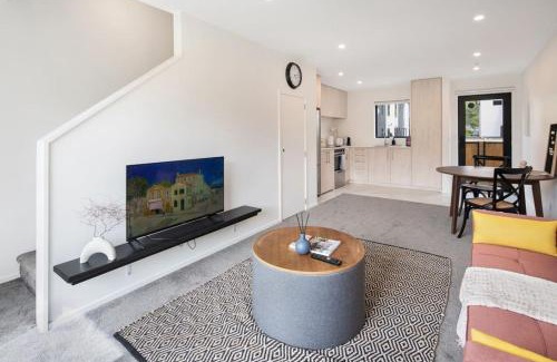 Lower Hutt Maison | Tranquil Stay at Rainey Grove