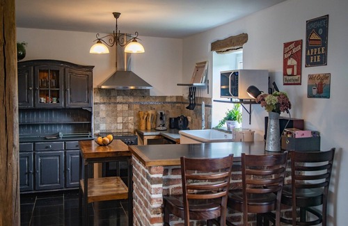Doische Cottage | Gîte spacieux avec jardin clos près de la forêt à Gimnée