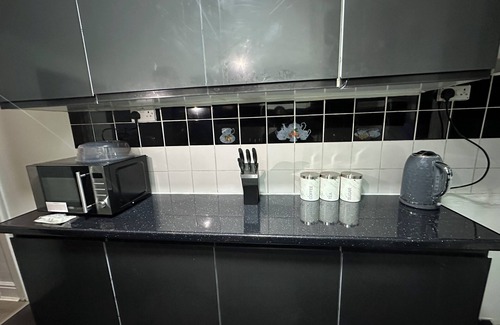 Goresbrook Maison | Tranquil Stays at 3 bedroom House in Dagenham