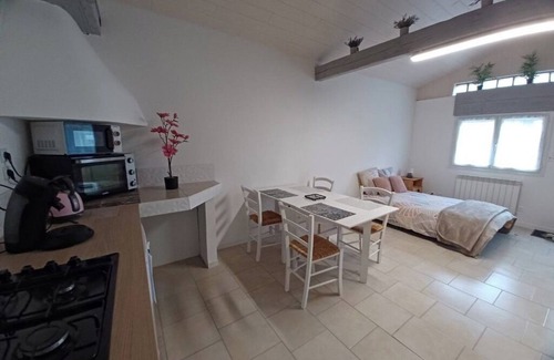 Pugnac Appartement | Tranquil studio with WiFi in charming Pugnac
