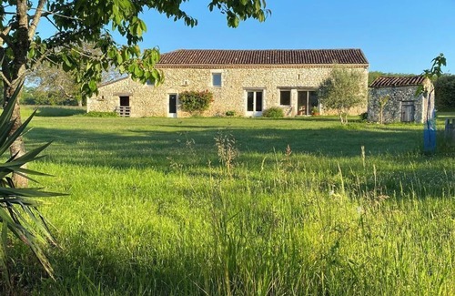 Pugnac Appartement | Tranquil studio with WiFi in charming Pugnac