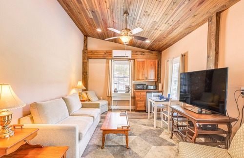 Williston Maison | Tranquil Suite w/ Porch < 2 Mi to Cedar Lakes!