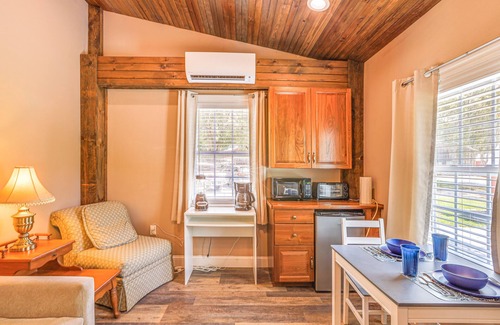 Williston Maison | Tranquil Suite w/ Porch < 2 Mi to Cedar Lakes!