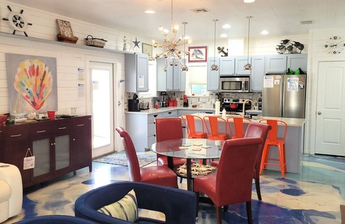Port Aransas Maison | Tranquil Tides-Unique 3 BR House In Village Walk, Close to Beach, Heated Pools!