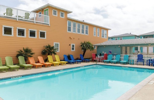 Port Aransas Maison | Tranquil Tides-Unique 3 BR House In Village Walk, Close to Beach, Heated Pools!