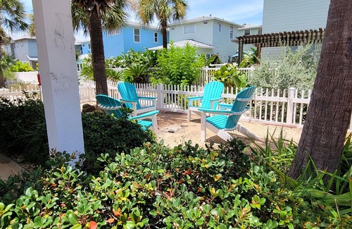 Port Aransas Maison | Tranquil Tides-Unique 3 BR House In Village Walk, Close to Beach, Heated Pools!