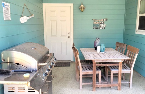 Port Aransas Maison | Tranquil Tides-Unique 3 BR House In Village Walk, Close to Beach, Heated Pools!