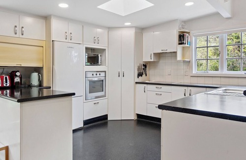 Titirangi Maison | Tranquil Treasure - Titirangi Holiday Home