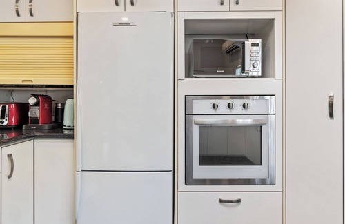 Titirangi Maison | Tranquil Treasure - Titirangi Holiday Home