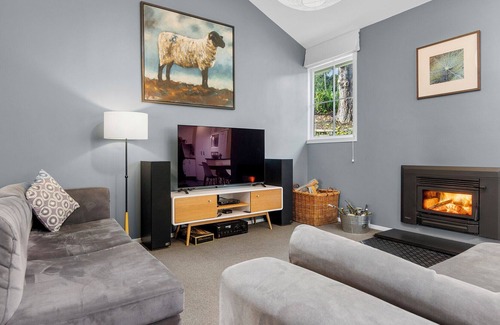 Titirangi Maison | Tranquil Treasure - Titirangi Holiday Home