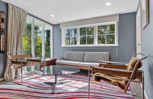 Titirangi Maison | Tranquil Treasure - Titirangi Holiday Home