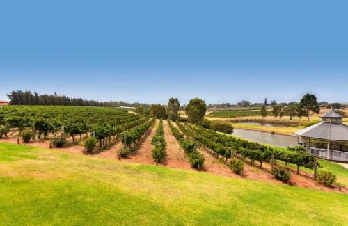 Bassendean Maison | Tranquil Tree Views 2 Bedroom 2 Bathroom Apartment