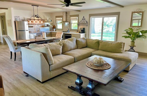 West Shore Maison | Tranquil, upscale house tucked in the woods near Perry Lake, Kansas.