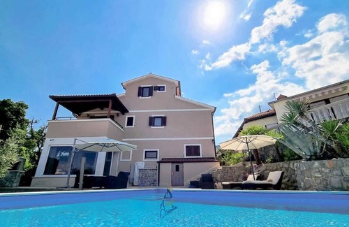 Ika Villa | Modern villa with pool 150m from the beach
