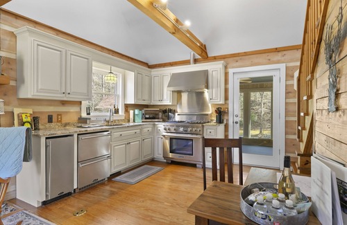 Sunset Cabine | Tranquil Waterfront Valley Cabin With Views