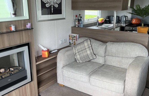 Winestead Cabine | Tranquil Waterside Lodge in Tunstall