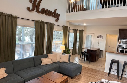 Point Venture Maison | Tranquility at the Lake! 3 KING Rooms+Bunks, Boat Parking, Private Beach Access