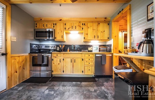 Laporte Cottage | "Petite Urbine" est un chalet pittoresque sur le côté ouest du lac Mokoma