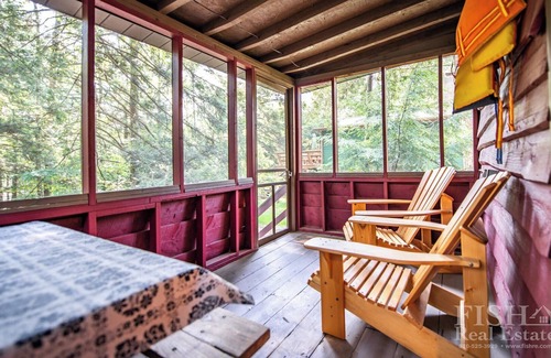Laporte Cottage | "Petite Urbine" est un chalet pittoresque sur le côté ouest du lac Mokoma