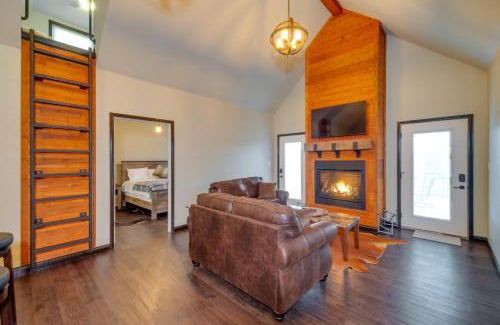 Columbia Maison | Tranquility Lake Getaway with Hot Tub on 27 Acres!