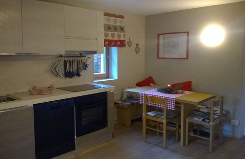 San Giovanni di Fassa Appartement | Tranquillité, la nature, du soleil et de merveilleuses vues sur les magnifiques chalets dans les Dolomites