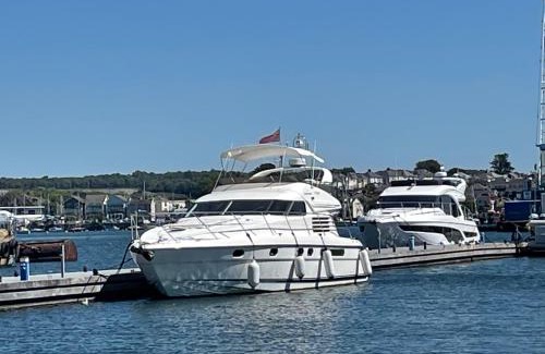 Turnchapel Location De Bateaux | Tranquility Yachts -a 52ft Motor Yacht with waterfront views over Plymouth.