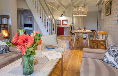 Luckow Maison | traumHaff - Sea Hideaway Ostsee Region - privates NORDICSPA, Kamin, Kunst, Hund 300m zum Strand