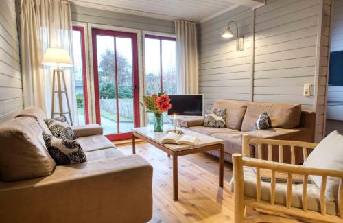 Luckow Maison | traumHaff - Sea Hideaway Ostsee Region - privates NORDICSPA, Kamin, Kunst, Hund 300m zum Strand