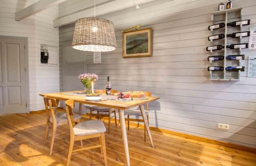 Luckow Maison | traumHaff - Sea Hideaway Ostsee Region - privates NORDICSPA, Kamin, Kunst, Hund 300m zum Strand