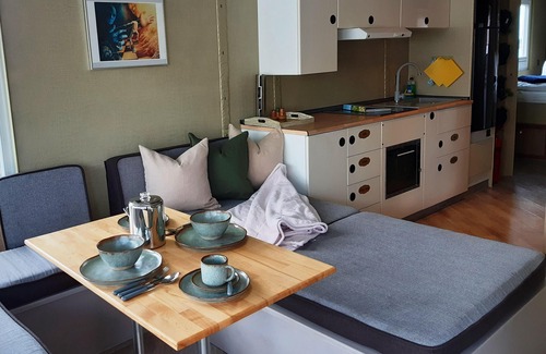 Havelsee Maison | Traumhaus auf dem Wasser – Modernisiertes Hausboot 13 x 4 m