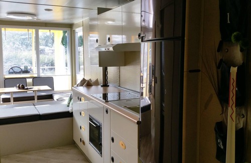 Havelsee Maison | Traumhaus auf dem Wasser – Modernisiertes Hausboot 13 x 4 m