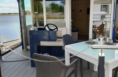 Havelsee Maison | Traumhaus auf dem Wasser – Modernisiertes Hausboot 13 x 4 m