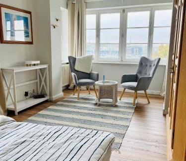 Gehlsdorf Appartement | Traumwohnung mit Stadthafen-Panorama! Zwei Schlafzimmer, Parkplatz