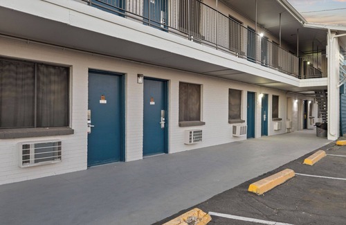 Alhambra Maison | Travel Inn - In Phoenix (Alhambra)