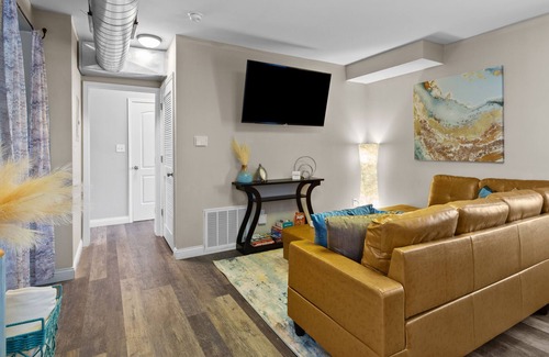 Mitchell Appartement | Chic & Charming Loft Suite Near STL Zoo I JZ Vacation Rentals