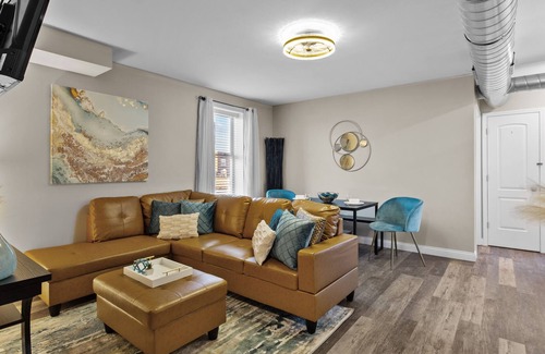 Mitchell Appartement | Chic & Charming Loft Suite Near STL Zoo I JZ Vacation Rentals