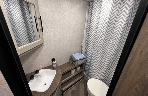 Bridgeport Station Balnéaire | Travel Trailer With a Lake View: Your Cozy Escape Awaits!