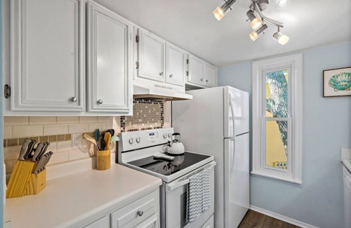 Bayview Copropriété | Traveler's Paradise! 1/1 Condo W/D Private Beach!