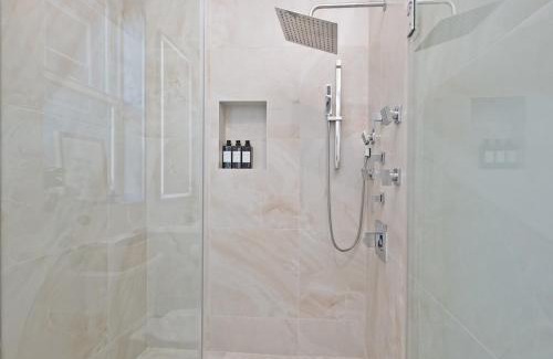 McGinley Square Appartement | Travelers Dream that's Mins to NYC having Game Room and Parking