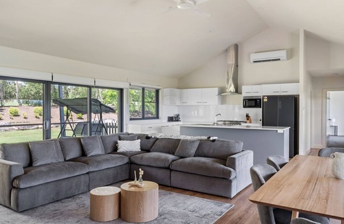 Pokolbin Maison | Travertine Vineyard Retreat - Stay Among the Vines